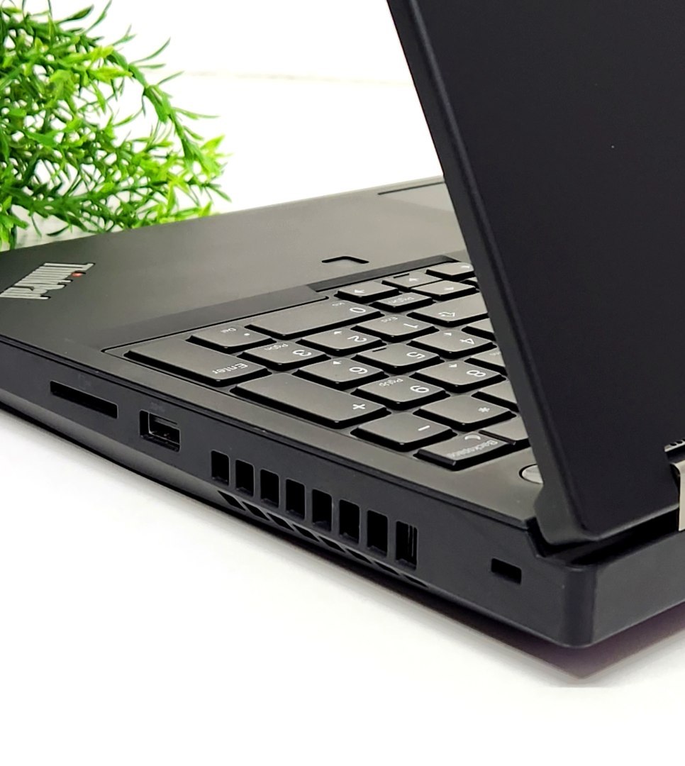 Laptop Lenovo ThinkPad P15 G1 i7 RTX3000 - realne zdjęcie produktu